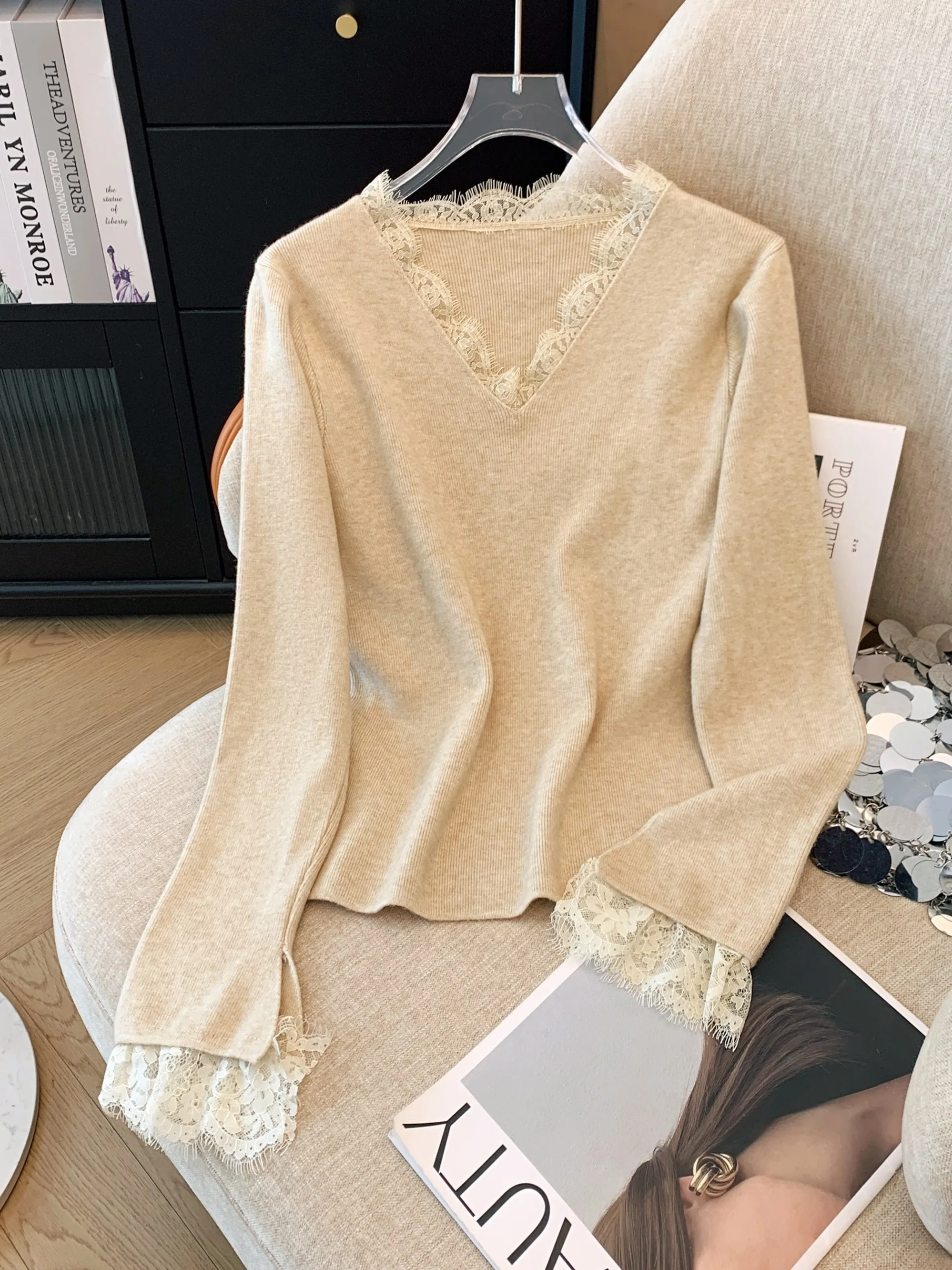 Белый вязаный женский свитер с v-образным вырезом и кружевной строчкой