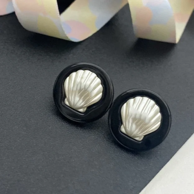 

NEW IN2022 Hot Trend White Fritillaria French Earrings Ear Studs Everyday Wear Versatile Jewelry Atmosphere Banquet