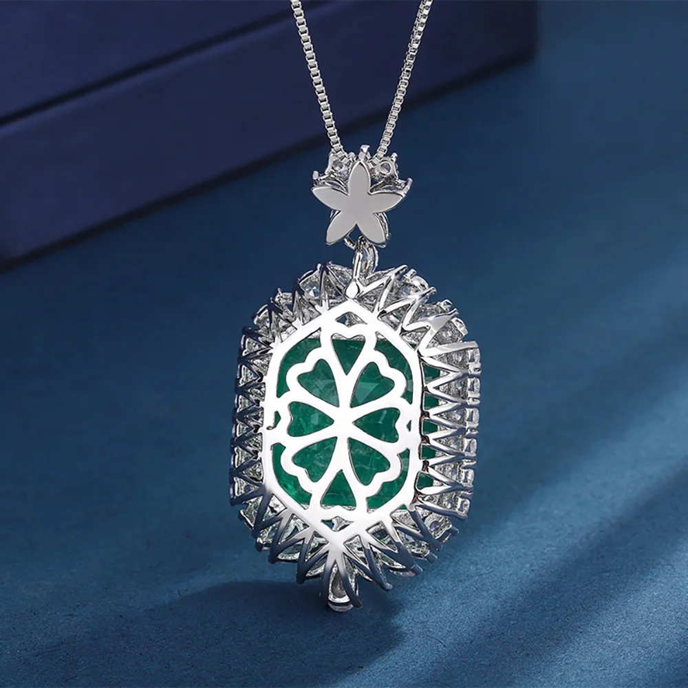 Женское колье с подвеской в виде изумруда 18 х18 мм