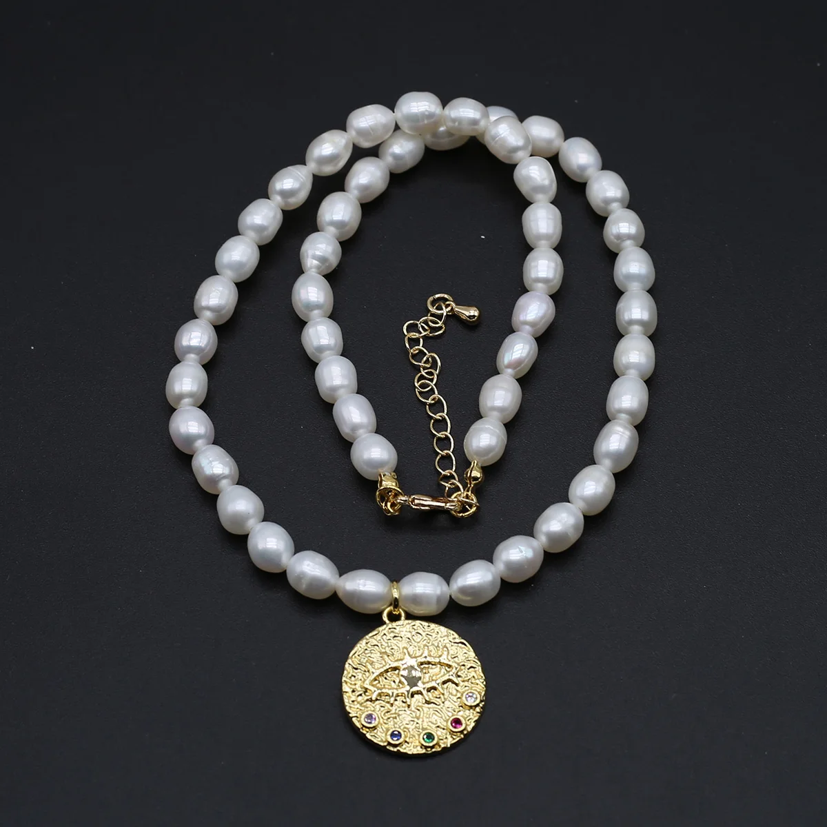 

Natural Freshwater White Pearl Beads Necklace Gold Round Carved Pendant 20X20mm Exquisite Charm Party Jewelry Gift 6-7mm