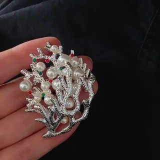 

Европейская и американская легкая Роскошная серия брошь из смолы с жемчугом и рождественской елкой