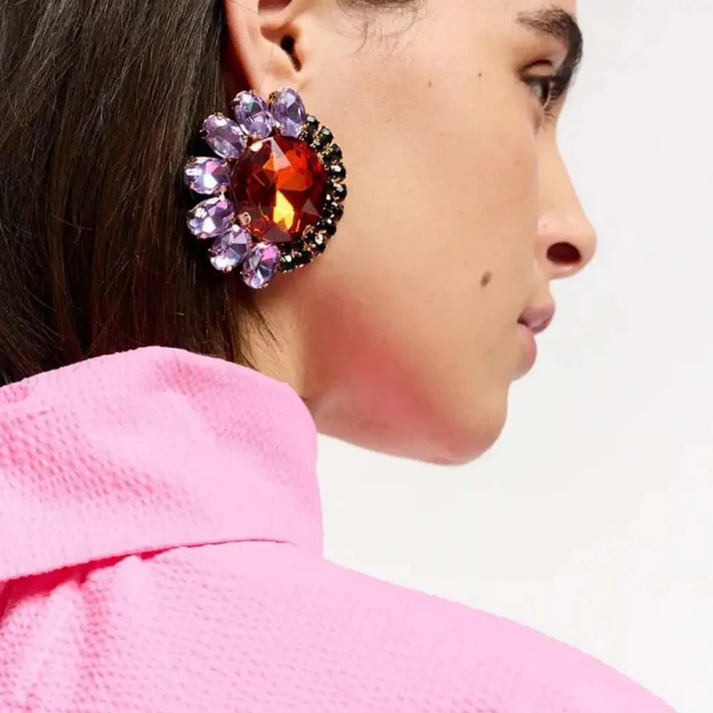 Огромные круглые серьги-гвоздики в виде искусственных камней