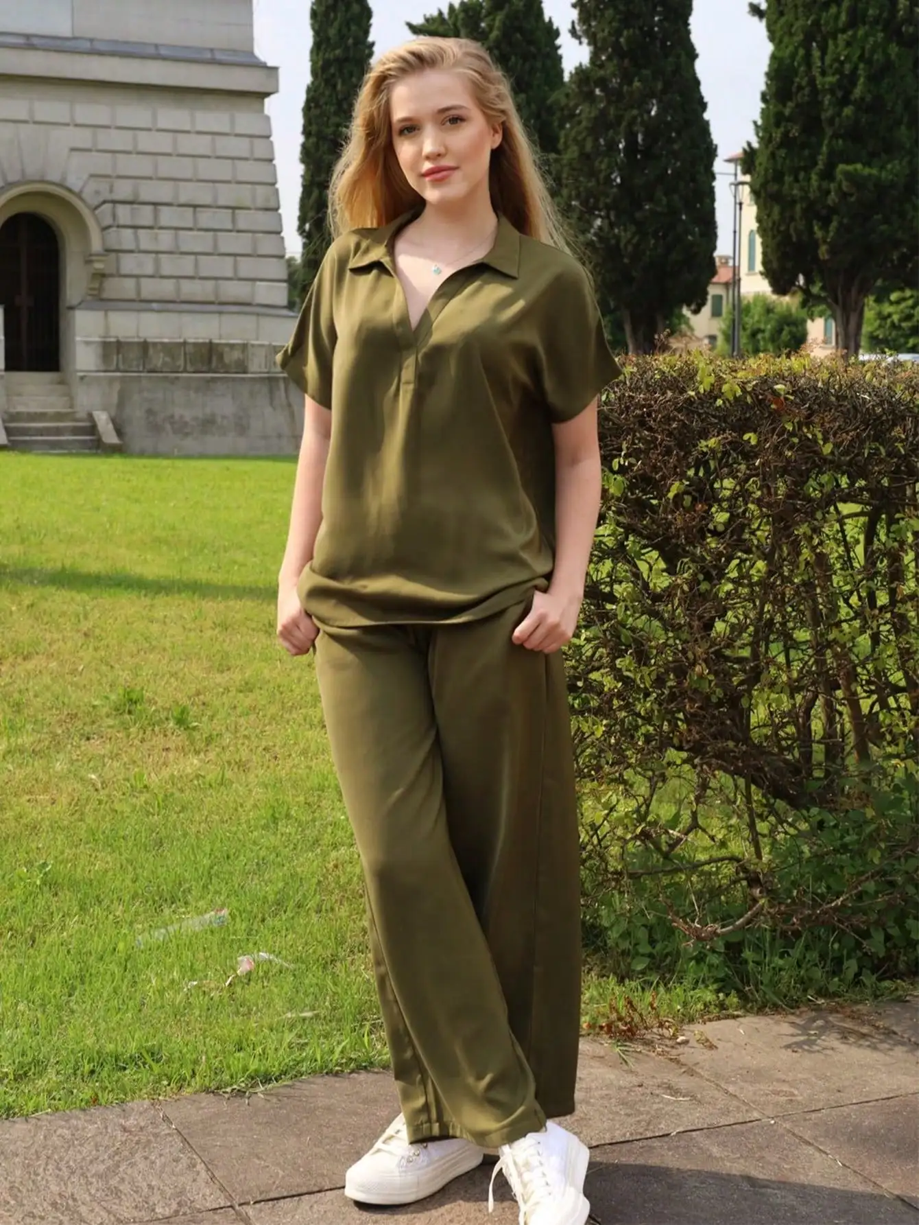 Женский спортивный костюм из футболки и брюк