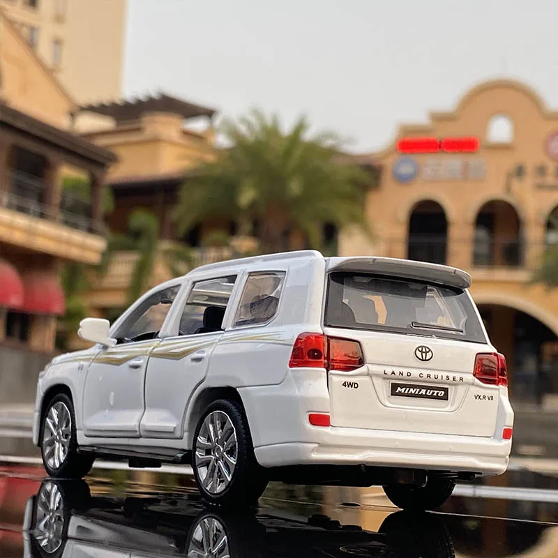 1:32 Тойота Лэнд Крузер внедорожник модель автомобиля из сплава, литьевая металлическая игрушка, коллекция симуляции, подарок детям.