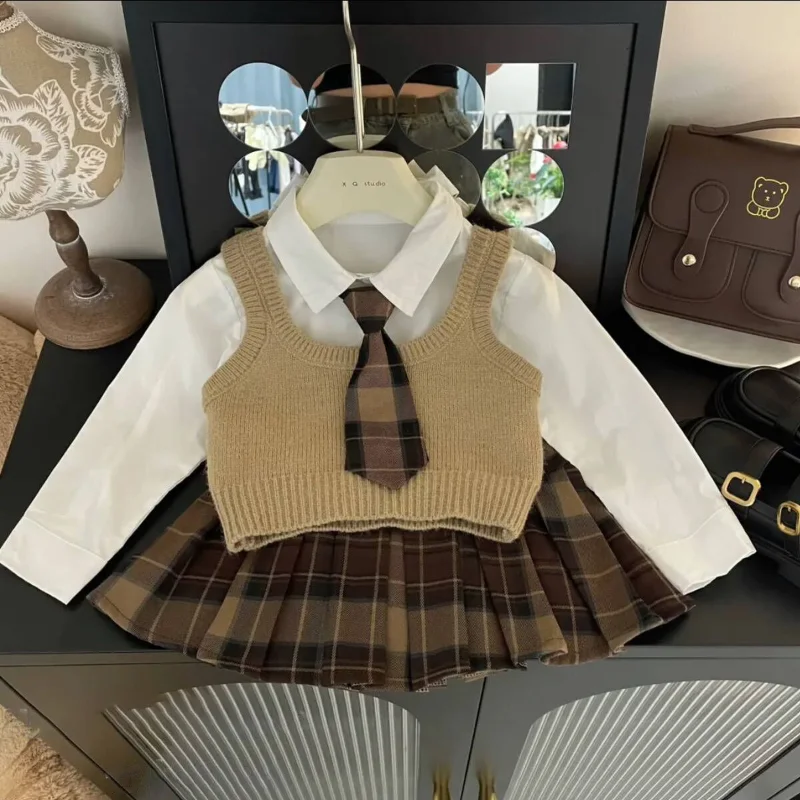 

Осенняя рубашка в школьном стиле для девочек, вязаный жилет, клетчатая плиссированная юбка, юбка средней длины, костюм JK из трех предметов, одежда для девочек от 2 до 8 лет