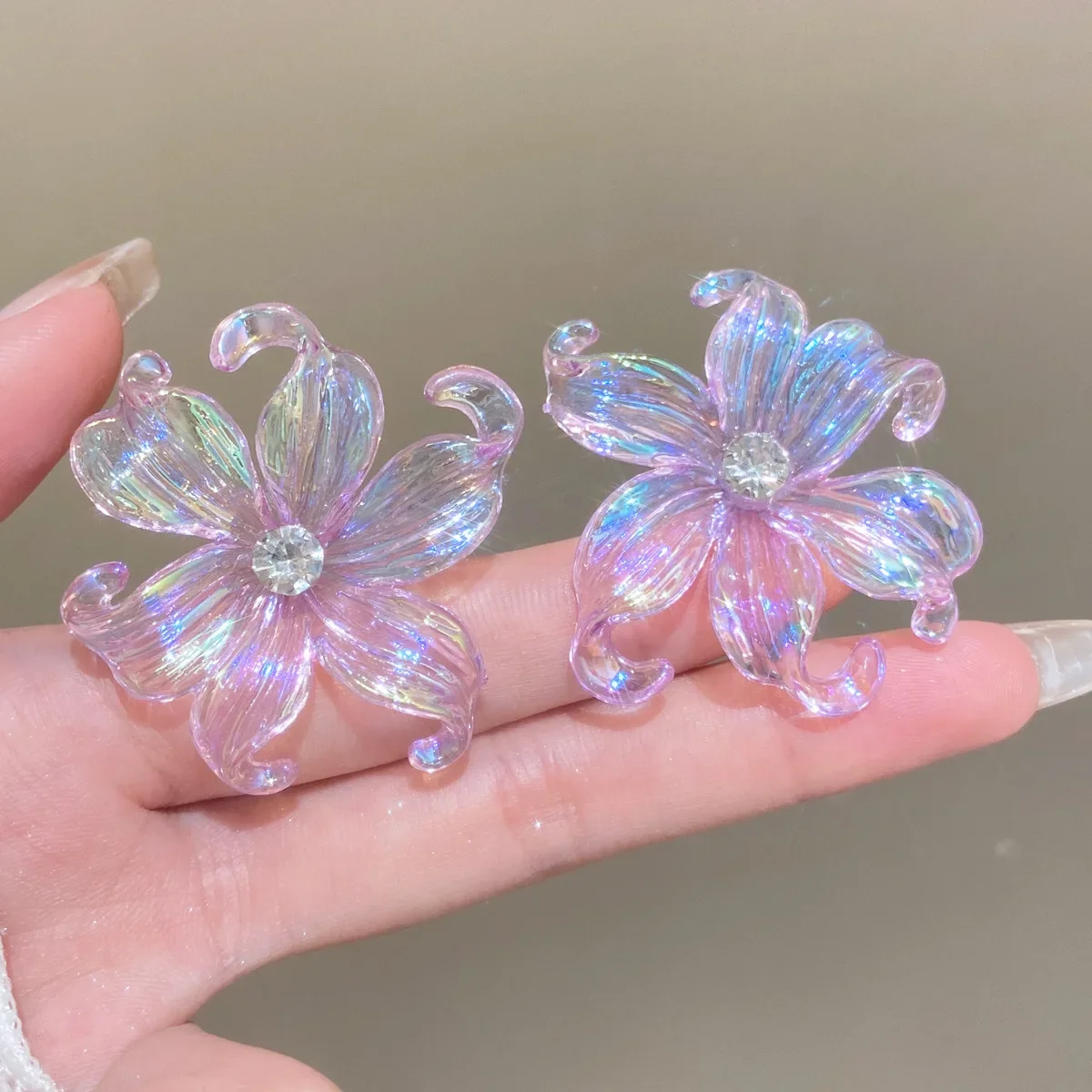 Женские акриловые серьги-гвоздики с большим цветком и кристаллами