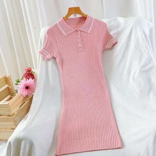 

Женское трикотажное платье-свитер с коротким рукавом и отложным воротником