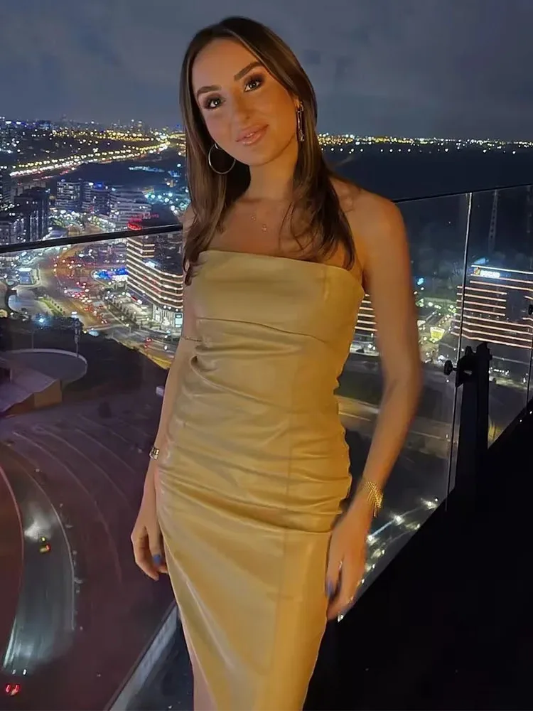 

Платье из искусственной кожи с открытыми плечами, без рукавов