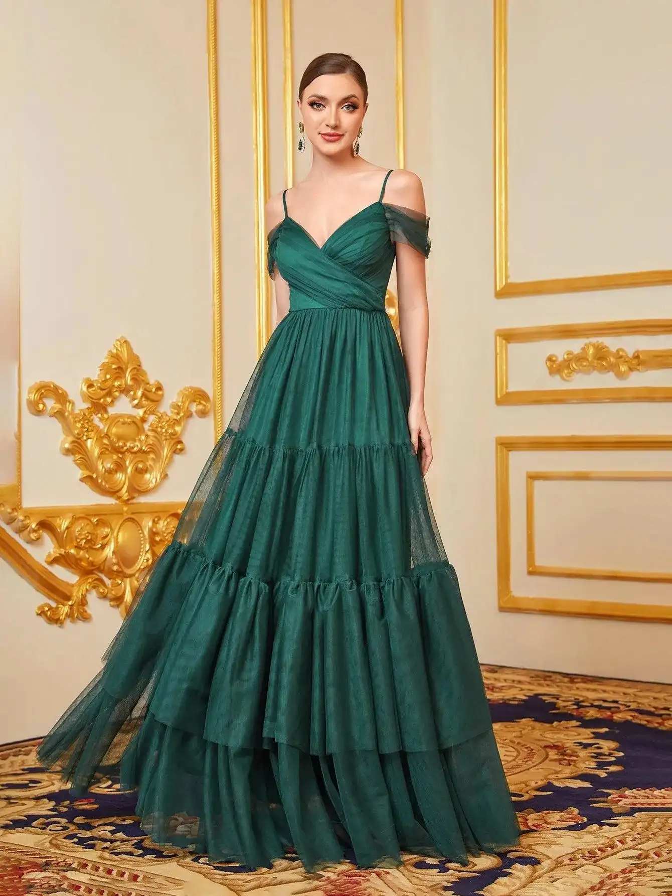 Однотонные сетчатые платья-комбинации с открытыми плечами и многослойным