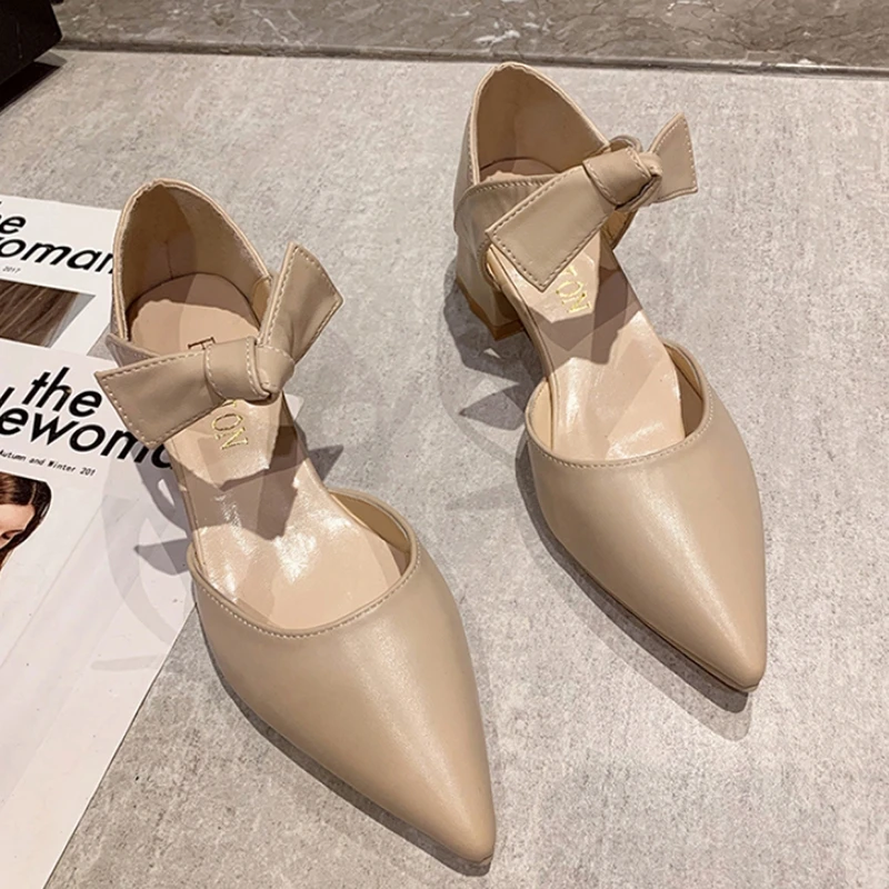 Новинка 2024 универсальные босоножки с острым носком на низком каблуке уличная