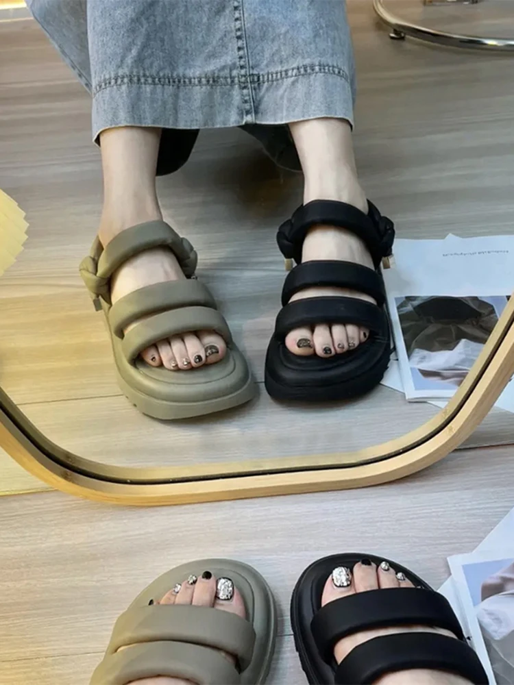 

Шлепанцы женские пляжные на танкетке, повседневные сандалии бежевого цвета, блестящие, на платформе, роскошная Летняя обувь черного цвета, ...