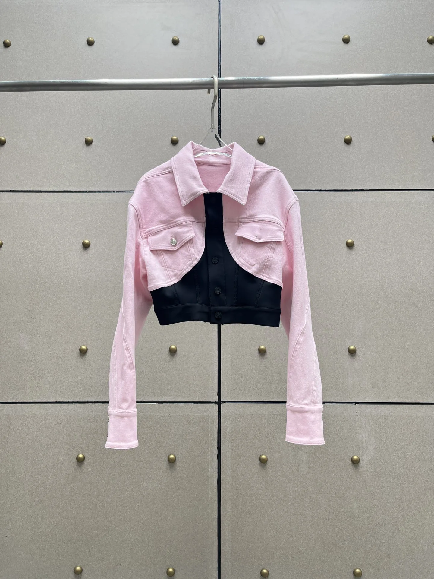 

Женская джинсовая куртка с отложным воротником и длинным рукавом