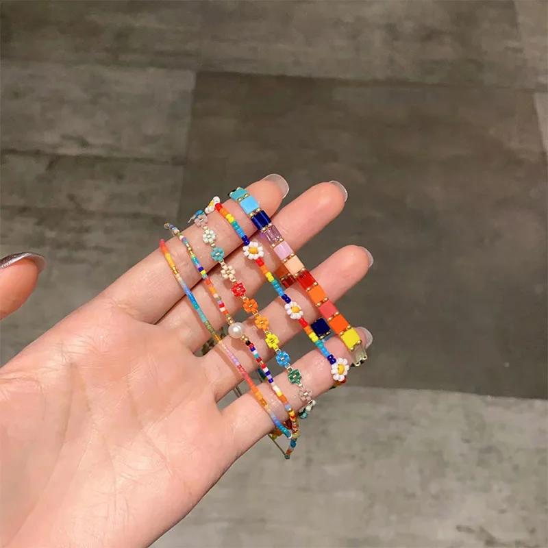 Женский браслет с бусинами и жемчугом летняя бижутерия