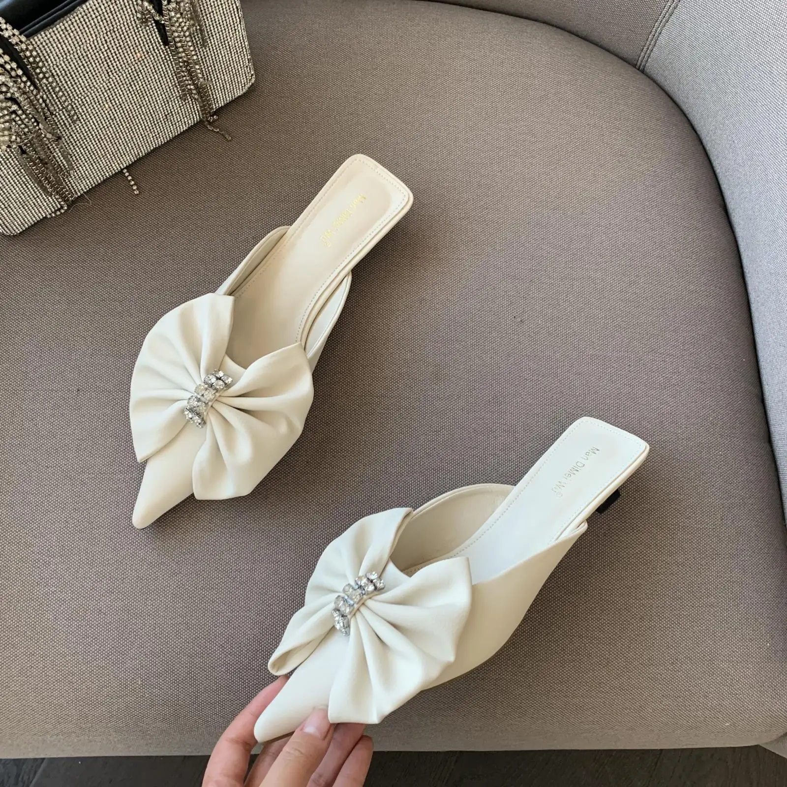 

Мюли женские с низким острым носком, повседневные туфли из искусственной кожи, на тонком каблуке, с бантом-бабочкой, роскошные сабо, резинов...