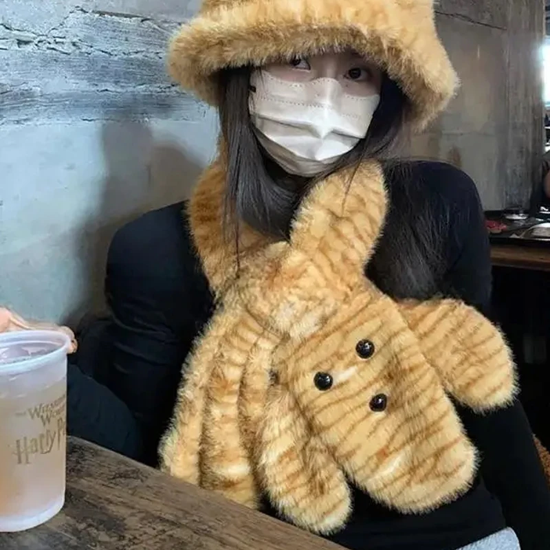 Женская рыбацкая шапка с медвежьими ушками плюшевая теплая тигровым принтом в