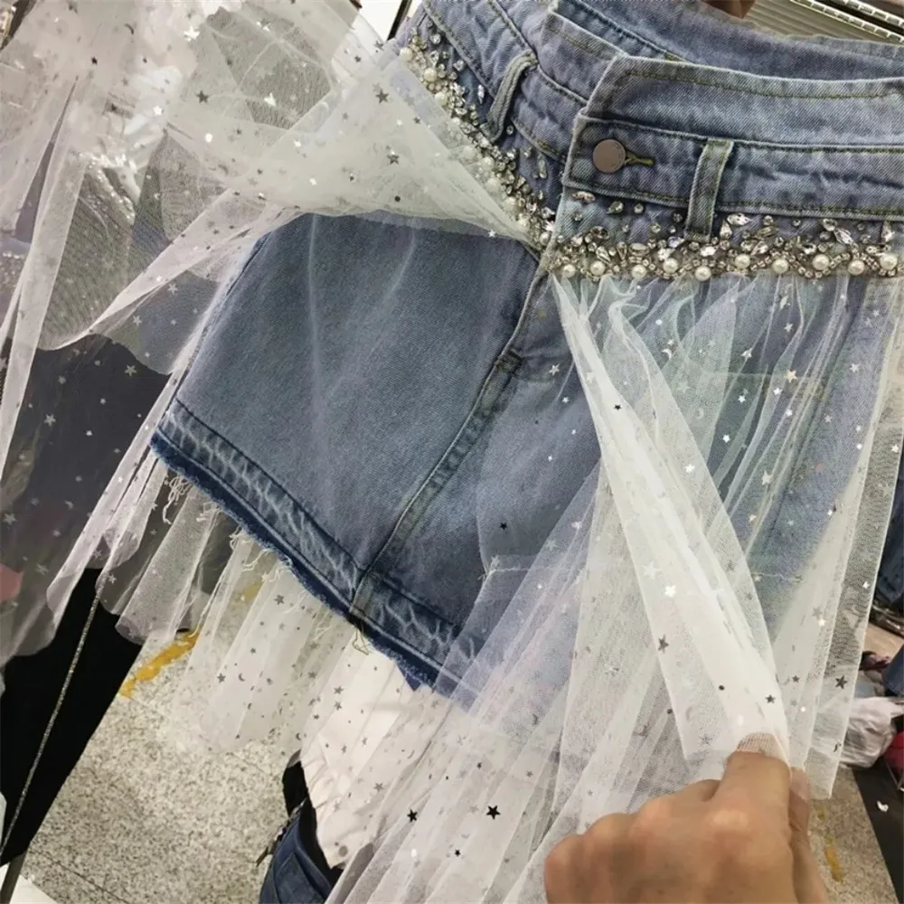 Женская короткая джинсовая юбка асимметричная сетчатая с блестками и бахромой