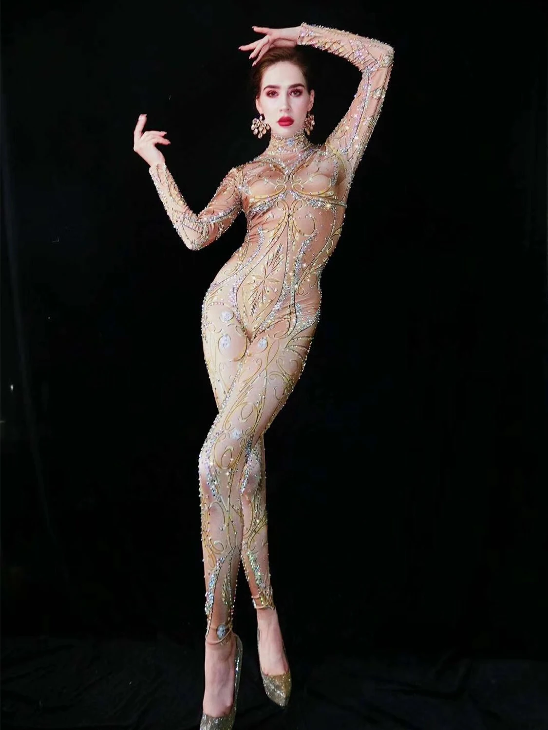 Женский комбинезон с длинным рукавом телесного цвета