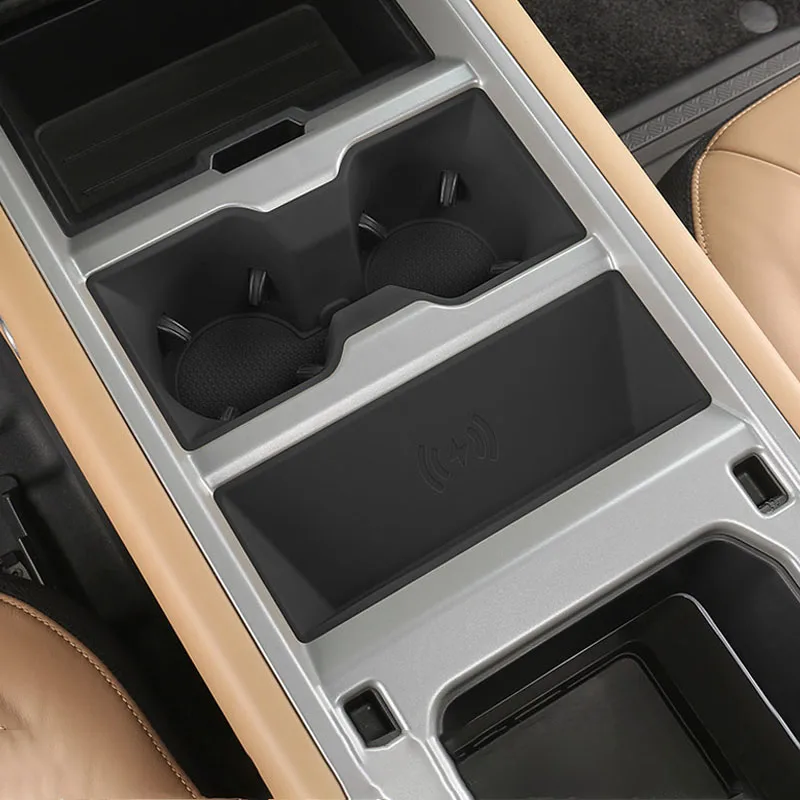 Фото Для Land Rover Defender 2025 2026 90 110 130: Центральная беспроводная зарядная панель, силиконовый нескользящий держатель для стаканов, аксессуары №2