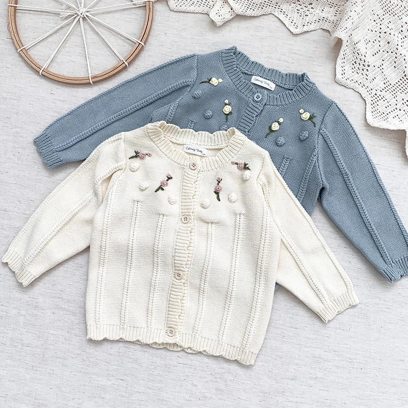 

Вязаный кардиган в европейском и американском стиле для маленьких девочек, свитер с вышитыми цветами и отверстиями, пальто для маленьких де...