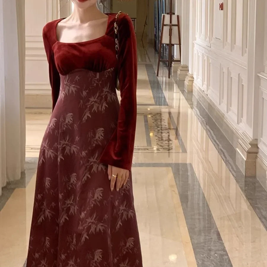Элегантное красное шелковое платье во французском стиле для празднования Нового