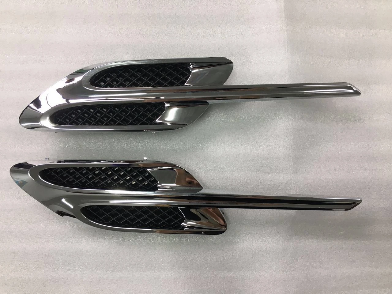 

3W3821273B 3W3821274B Black+Chrome Side Vent For Bentley Continental GT GTC 2016 2017 2018