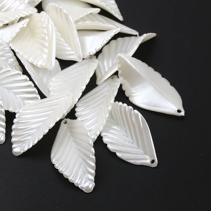Оптовая продажа, много искусственных жемчужных листьев, подвески 37x19 мм, 50 шт., акриловые бусины для изготовления ювелирных изделий, сделай сам, брелок ручной работы, аксессуары