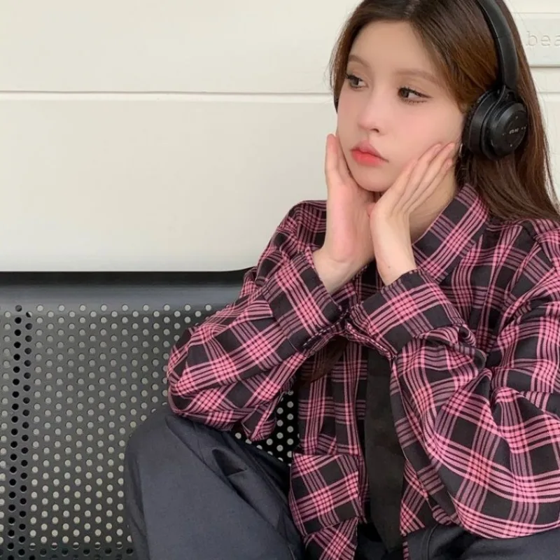 Женская короткая рубашка в клетку свободная стильная розового цвета с длинным