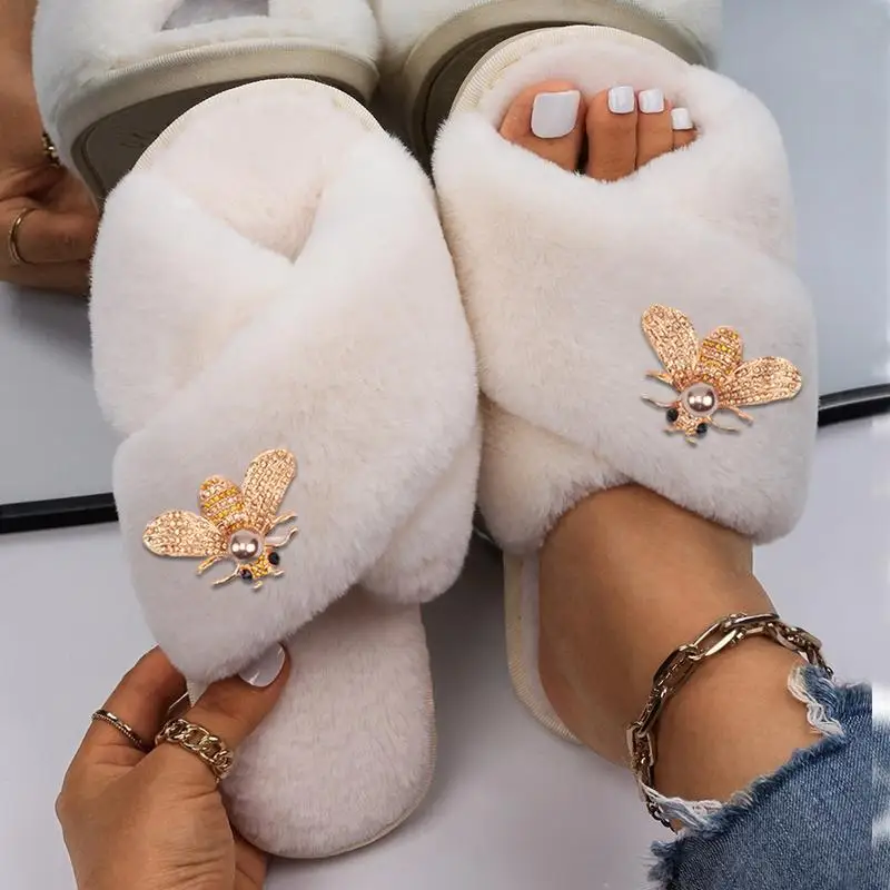 New Slippers Fashion Winter Women Indoor Slippers Alloy Diamond Insect Pearl Designer Warm Fur Home Slippers Lady Casual Shoes
