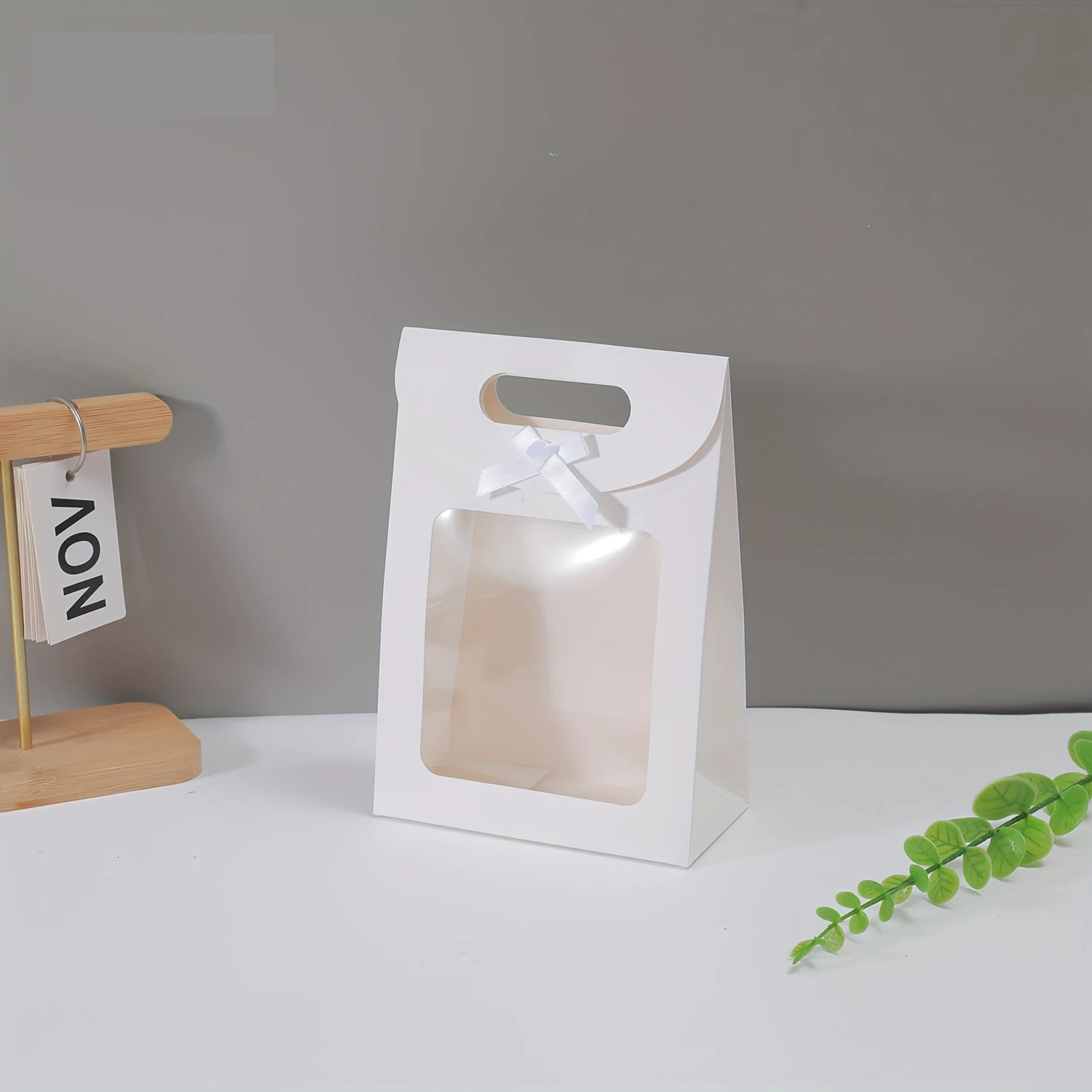 

Подарочные пакеты из крафт-бумаги с окном