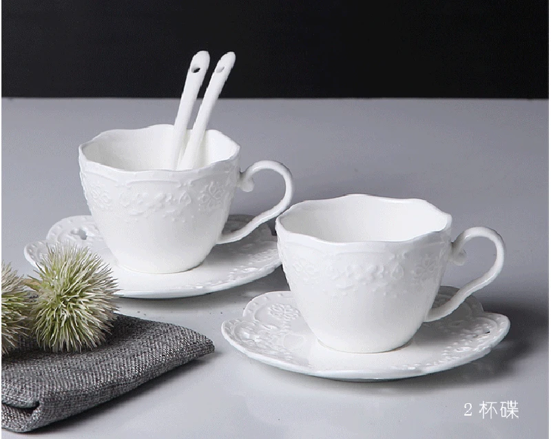 200 мл. Белая фарфоровая чашка Tazas Cafe с тиснением и блюдце керамическая для