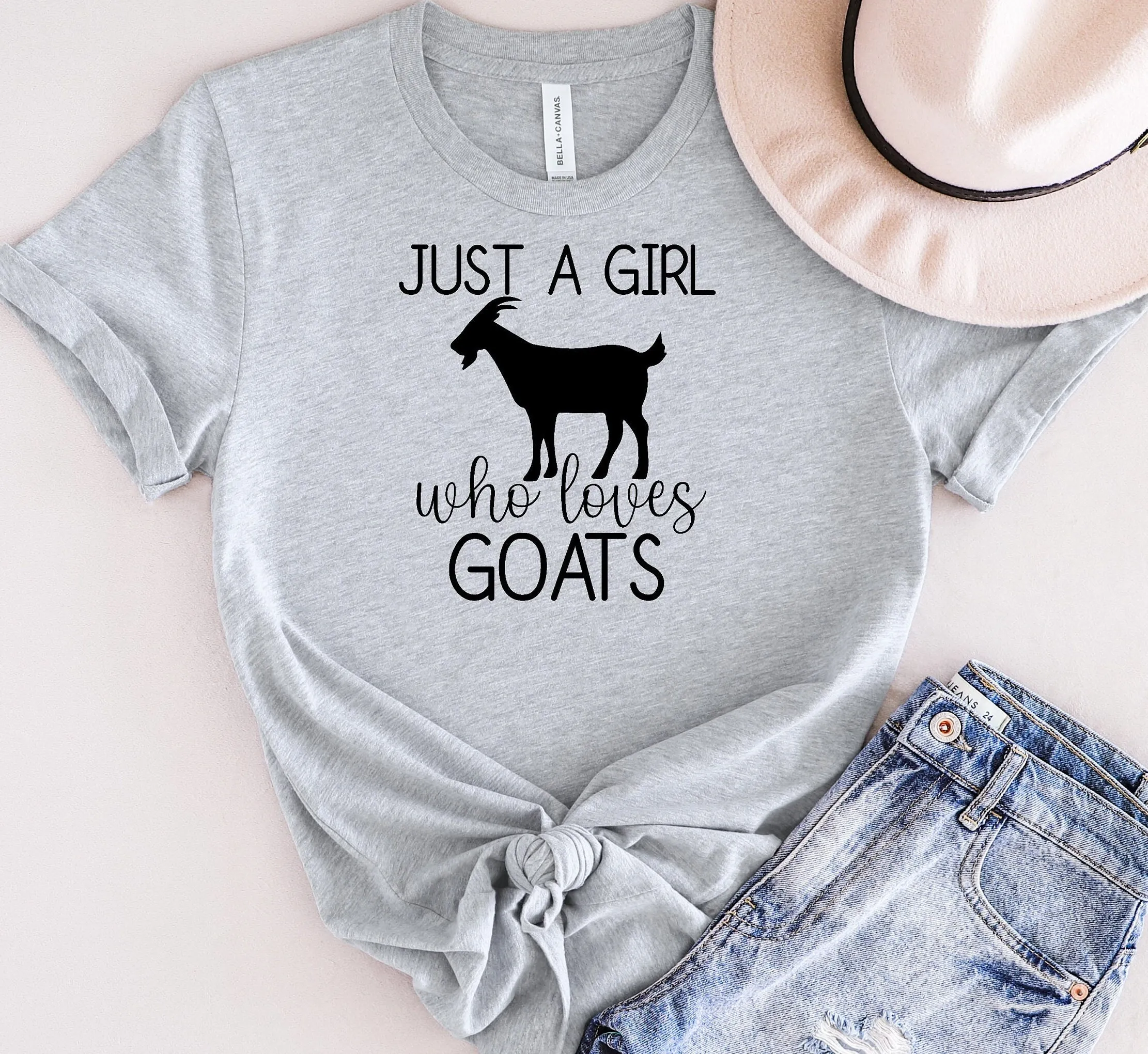 Футболка с надписью Just A Girl и изображением козы коз
