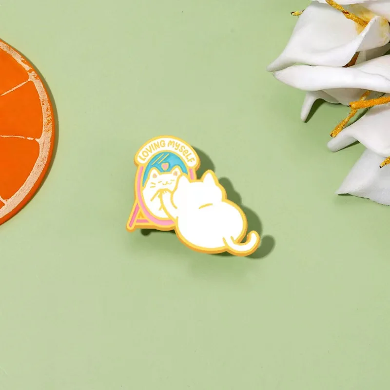 Эмалированная булавка в виде белого кота, зеркальные рюкзаки, желтые броши в форме кошки, булавка на лацкан, подарок для друга, искусственные ювелирные изделия, оптовая продажа