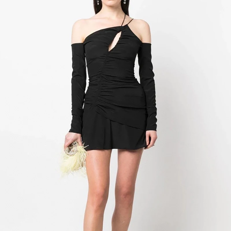 

Мини-платье на бретельках с длинным рукавом и открытыми плечами