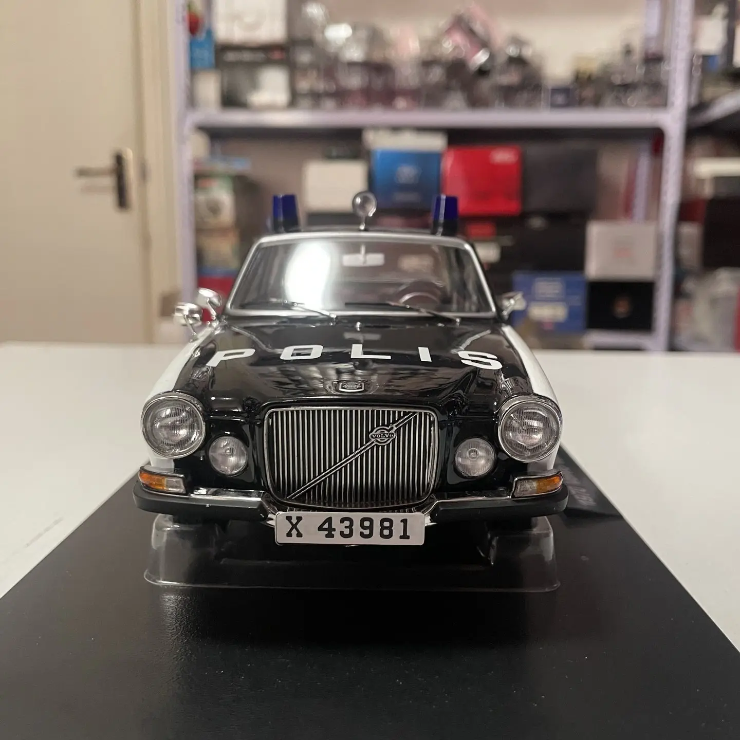 Масштабная модель 1:18 Triple9: Коллекционная полицейская машина Volvo 164 1970 года из литого сплава. Классика, ностальгия, подарок для взрослых, сувенир, статическая модель для демонстрации. (art.: 3920dbf371c3a) - 3920dbf371c3a