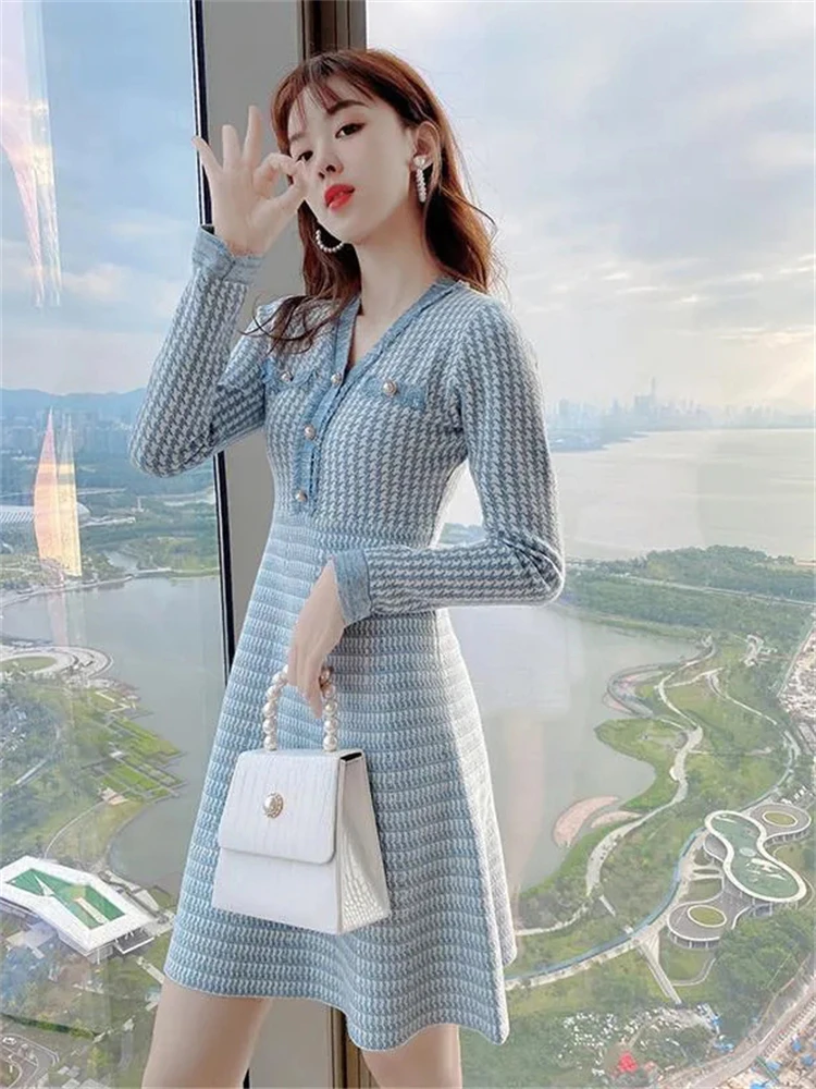 Женское трикотажное платье-трапеция с длинным рукавом и V-образным вырезом