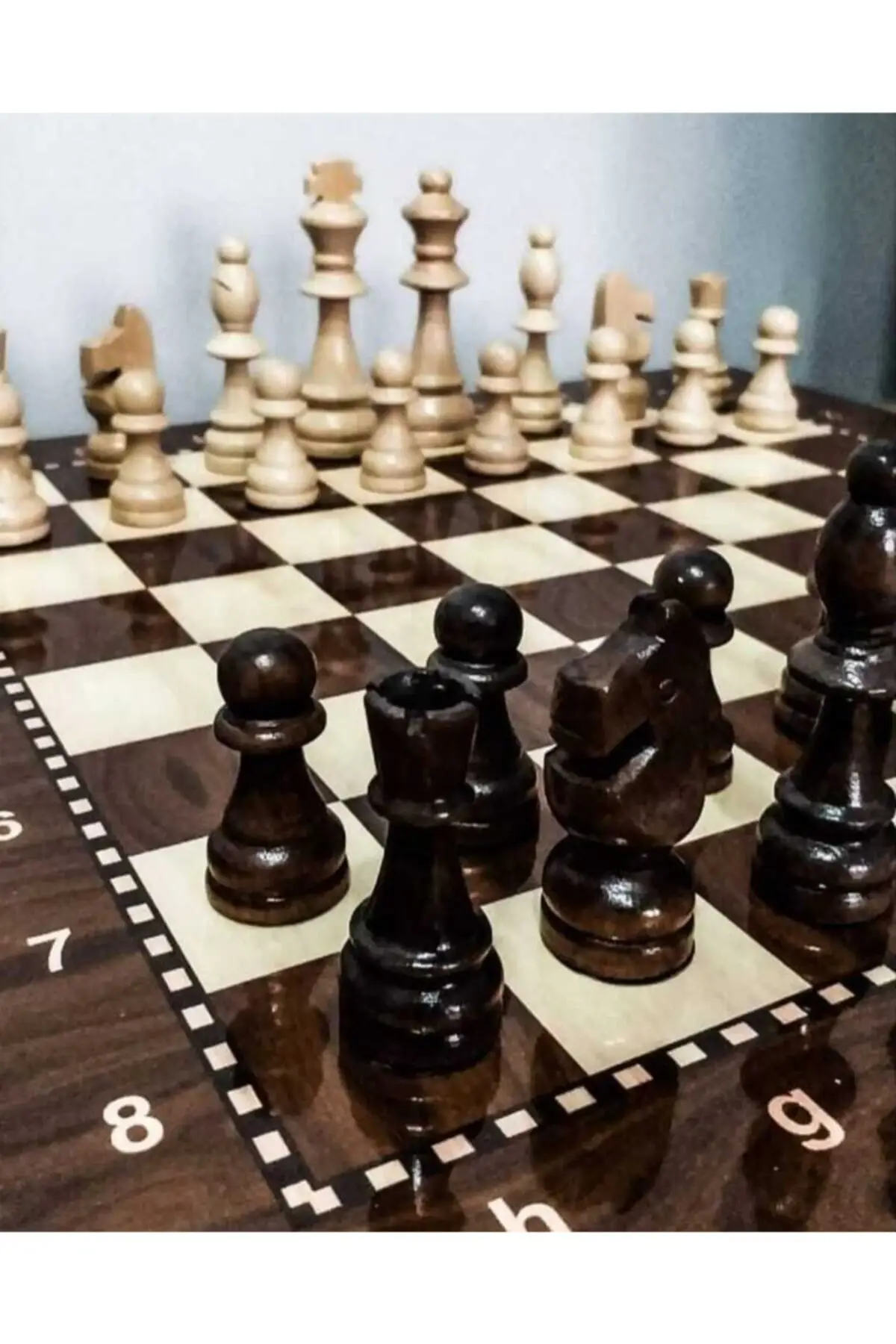 

Деревянная игра в шахматы