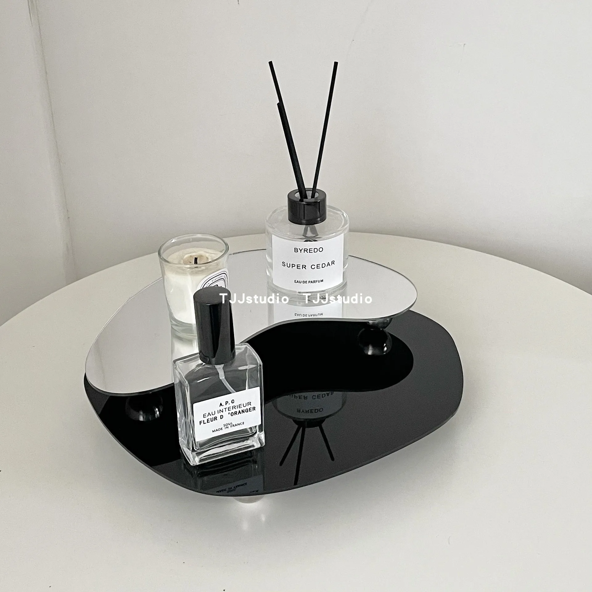 Акриловое зеркало-поднос неправильной геометрической формы стильное украшение