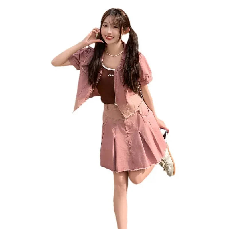 Укороченный джинсовый топ средней длины юбка трапециевидной формы с высокой