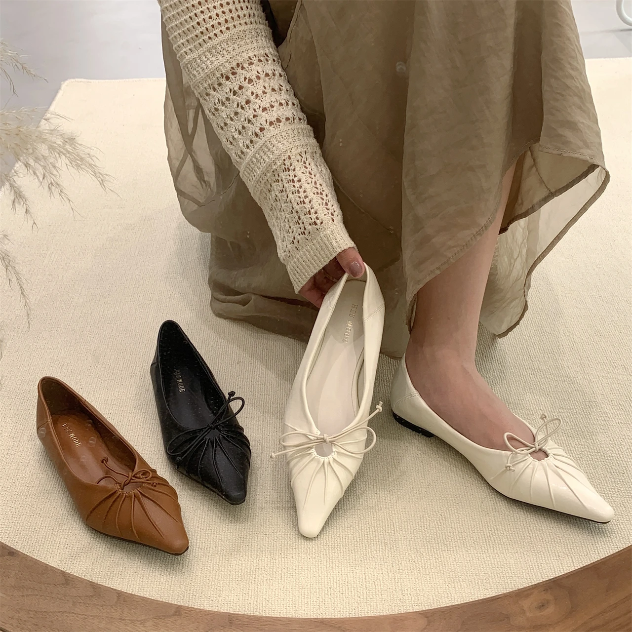 

Женские туфли-балетки на низком каблуке, с острым носком