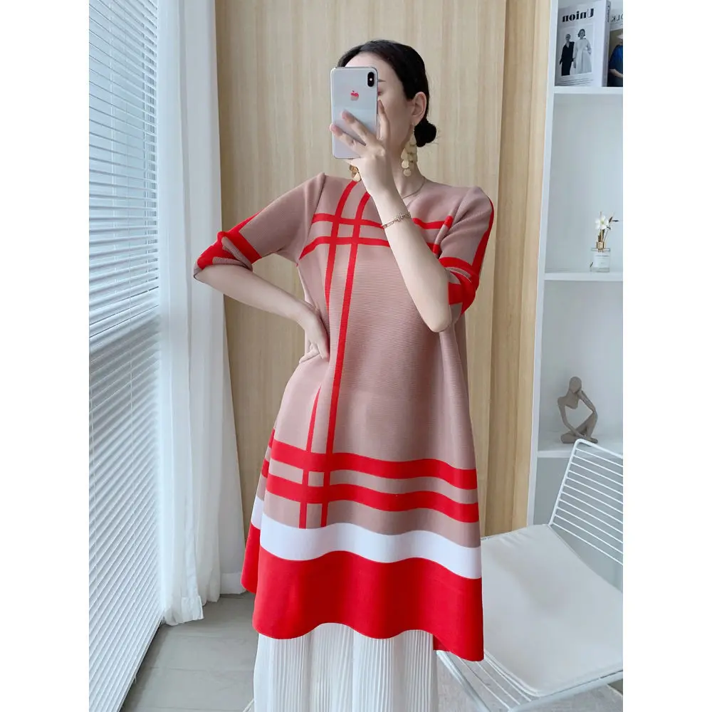 Женское клетчатое платье облегающее длинное с круглым вырезом и рукавами в семи