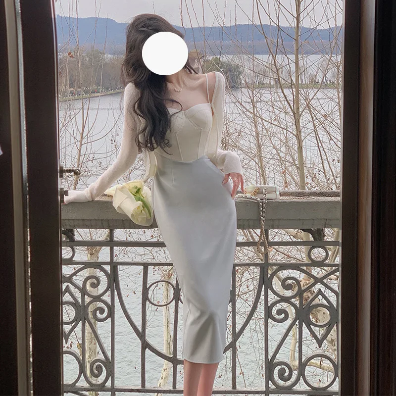 

Женское облегающее платье-корсет средней длины, на тонких бретельках