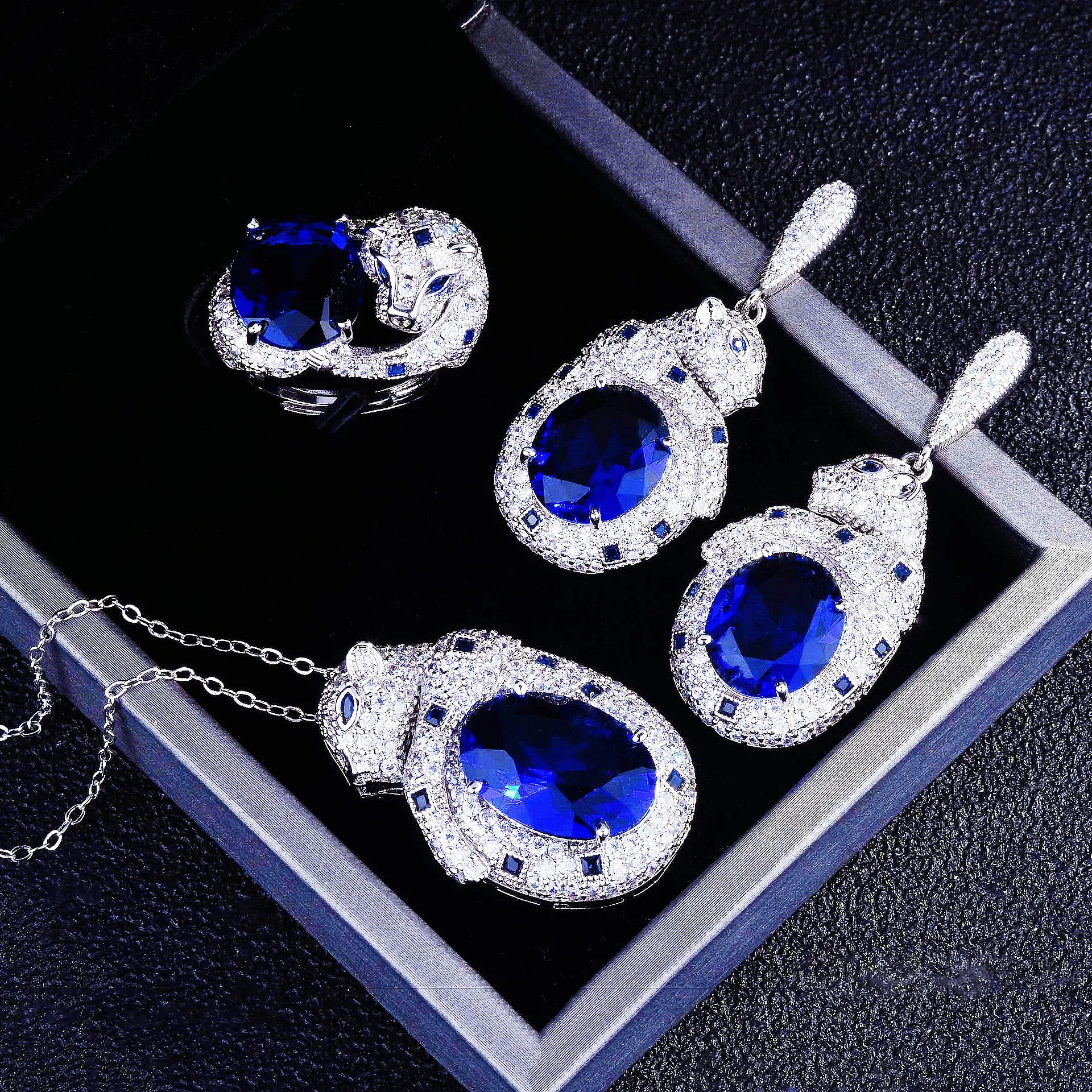 

2023 Trendy Sterling 925 Silver Shine Zircon Royal Sapphire Emerald Leopard Head Jewelry Sets Women Personality Cocktail Jewelry