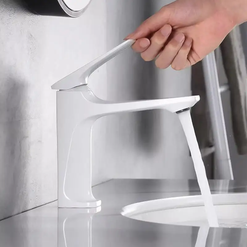 Смеситель для раковины смесители с резервуаром воды латунный сердечник одна