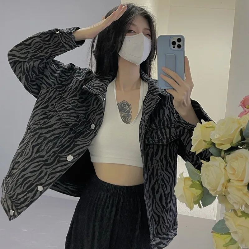 Женская джинсовая куртка в полоску с зеброй демисезонная однобортная Свободная