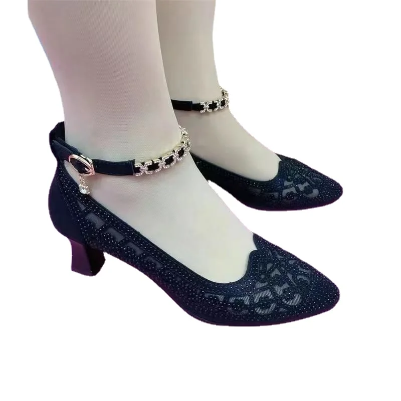 

Женские босоножки на мягкой подошве, сетчатые дышащие босоножки на среднем каблуке с острым носком и пряжкой, удобная обувь с кристаллами, Н...