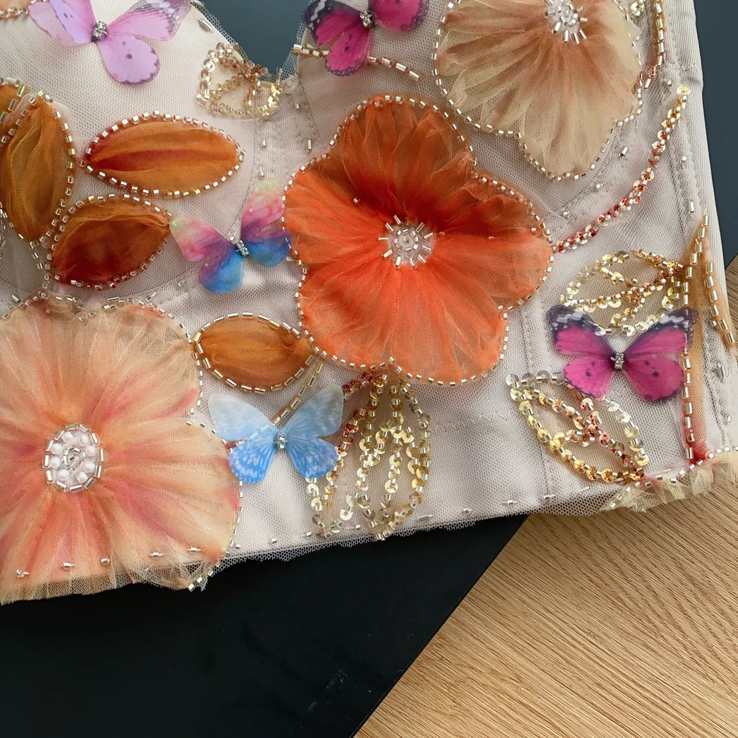 Женский топ без рукавов с открытой спиной и блестками