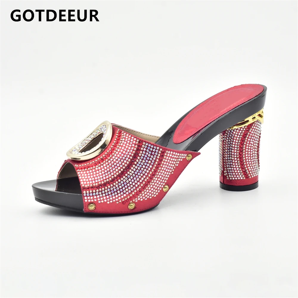 

Женские туфли-лодочки на широком каблуке