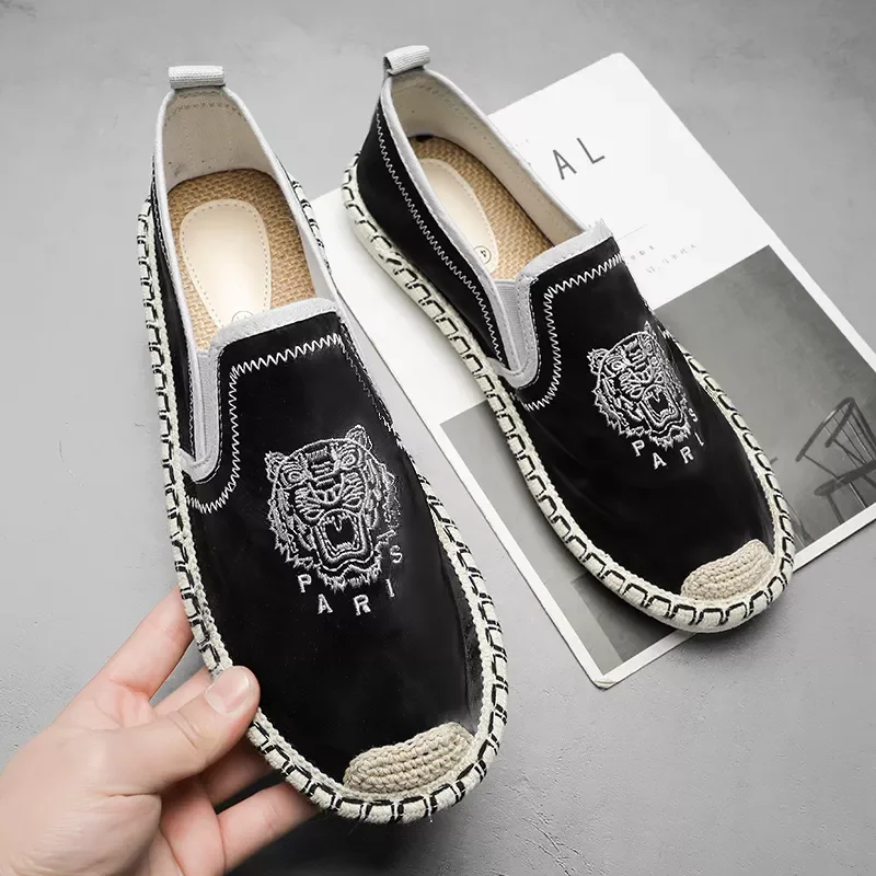 

New Men Casual Loafers Embroidered Tiger Shoes Classic Black Flat Men Shoes Letter Printing Slip On Footwear Male Plimsolls