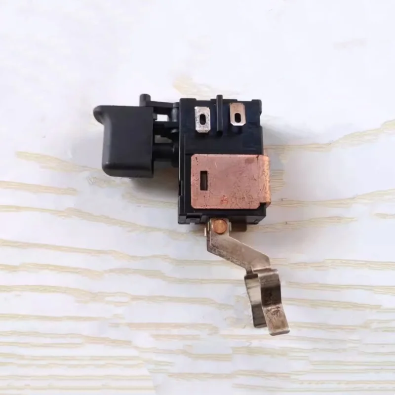 

Оригинальный переключатель 18 В C3SA-3 для аксессуаров для электроинструментов Hitachi DS18DVB2