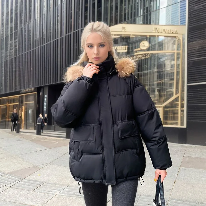 

2023 Новое модное свободное толстое пальто с капюшоном и большим меховым воротником из хлопка